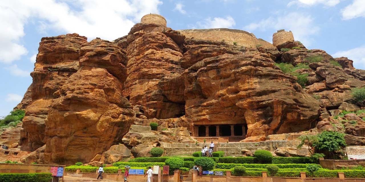 Bhimbetka Caves Bhopal (Timings, Entry Fee, History, Location, Images &  Facts) - Bhopal Tourism 2022